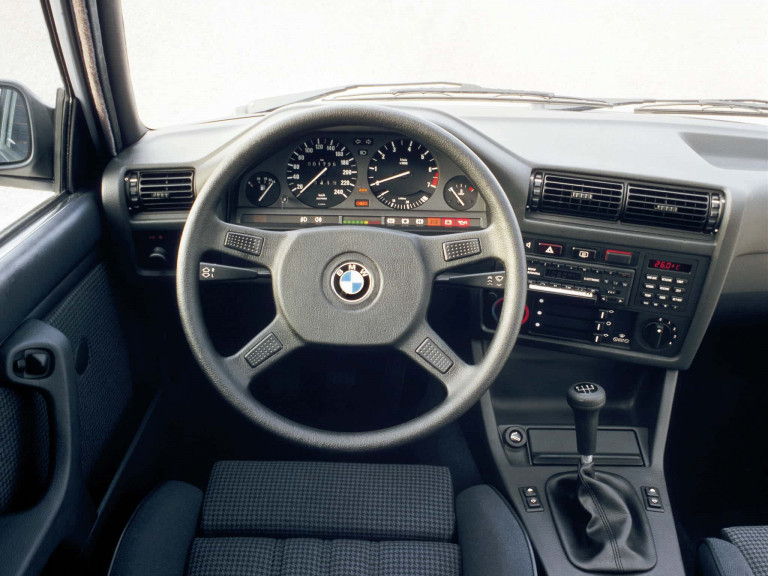 BMW Série 3 E30 - planche de bord