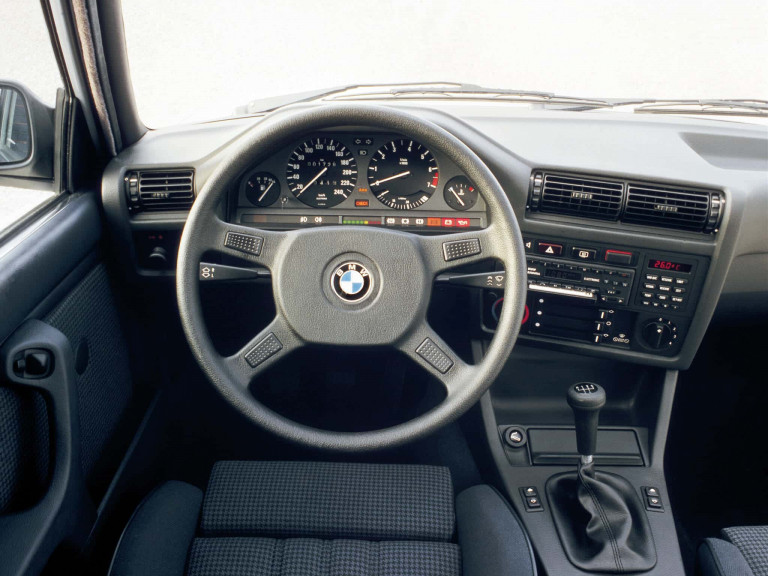 BMW Série 3 E30 - planche de bord