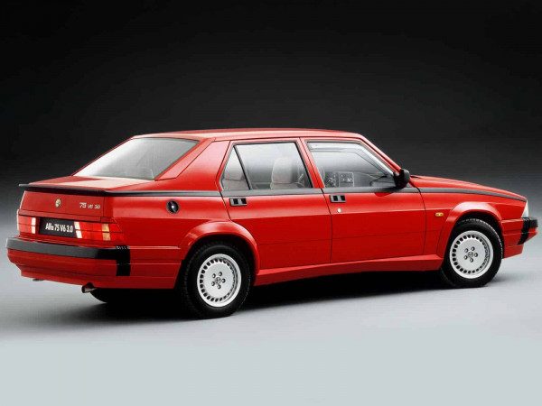 Alfa 75 V6 3.0 1988-1992 vue AR - photo Alfa Romeo