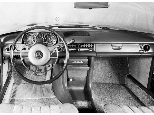 Mercedes Strich Acht W115 intérieur 1968-1973