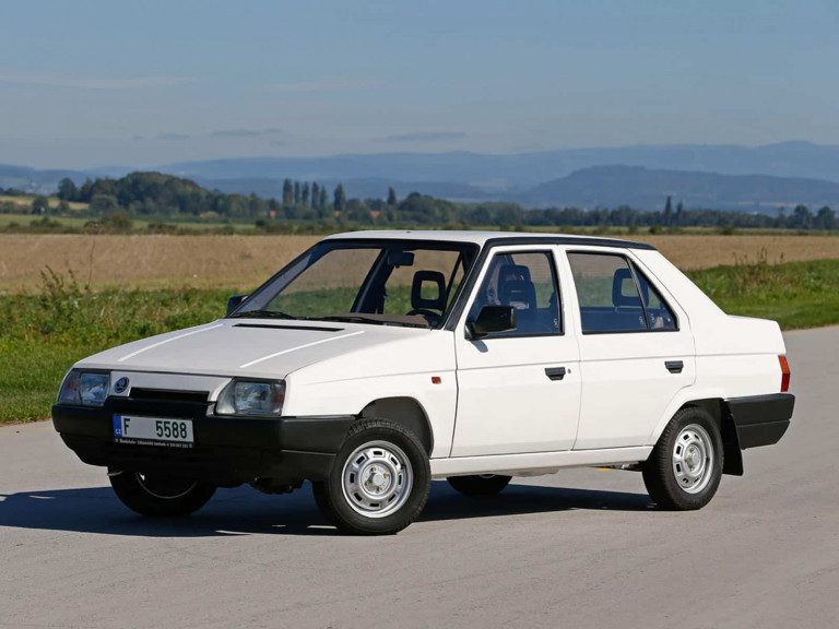 Skoda Favorit sedan prototype vue AV 1986 - photo Skoda