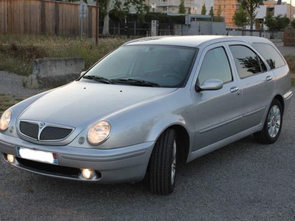 Lancia Lybra SW 2,4 JTD 2003 vue AV - photo Stéphane P.