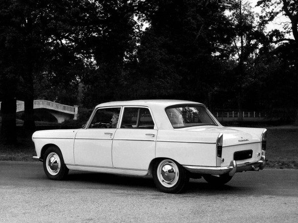 Peugeot 404 Grand Tourisme 1960-1964 vue AR - photo Peugeot