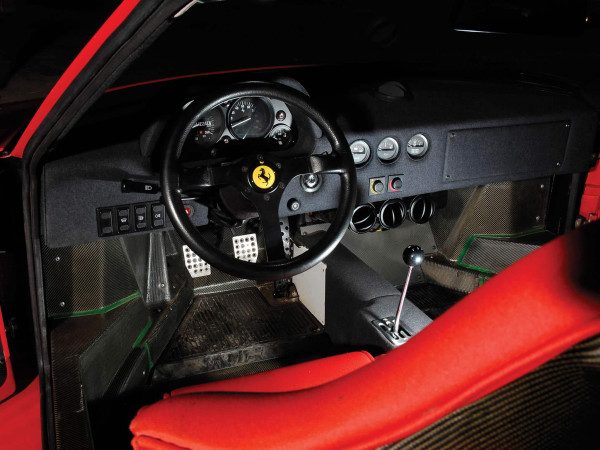 Ferrari F40 1987-1992 planche de bord - photo : auteur inconnu DR