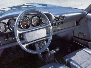 Porsche 911 planche de bord 1984-1989 version Carrera 3.2 MY 1984 - photo Porsche
