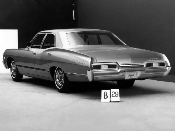 Chevrolet Impala 1966-1967 berline 4 portes vue AR - photo Chevrolet