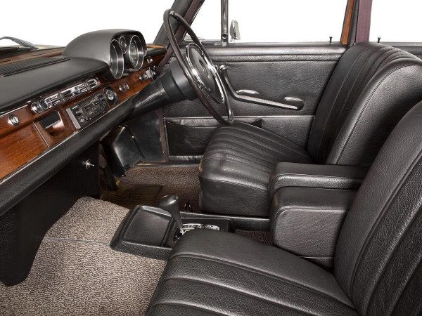 Mercedes-Benz 280 SE (W108) 1968-1972 intérieur partie AV - photo : auteur inconnu DR