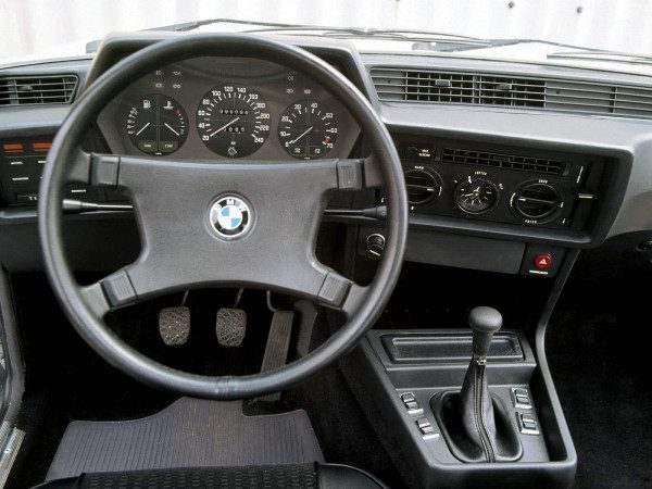 Série 6 E24 1976-1982 planche de bord - photo BMW