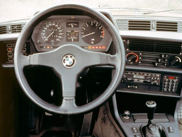 Série 6 E24 1982-1989 planche de bord - photo BMW