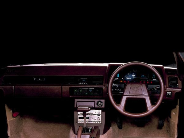 Toyota Soarer 1981-1983 planche de bord - photo Toyota