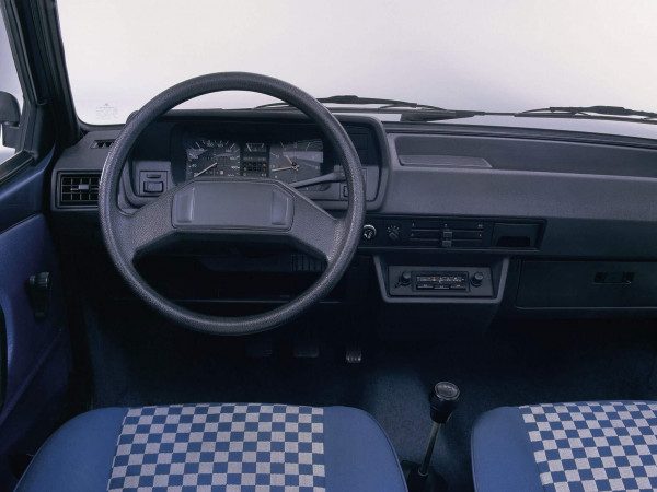 Volkswagen Polo 1981-1990 planche de bord - photo Volkswagen