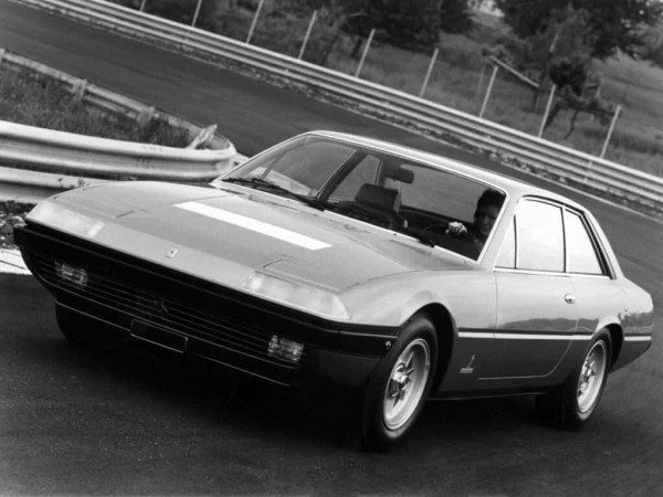 Ferrari 365 GT4 2+2 1972-1976 vue AV - photo Ferrari