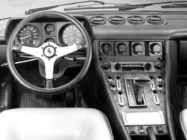 Ferrari 400 1976-1982 planche de bord - photo Ferrari
