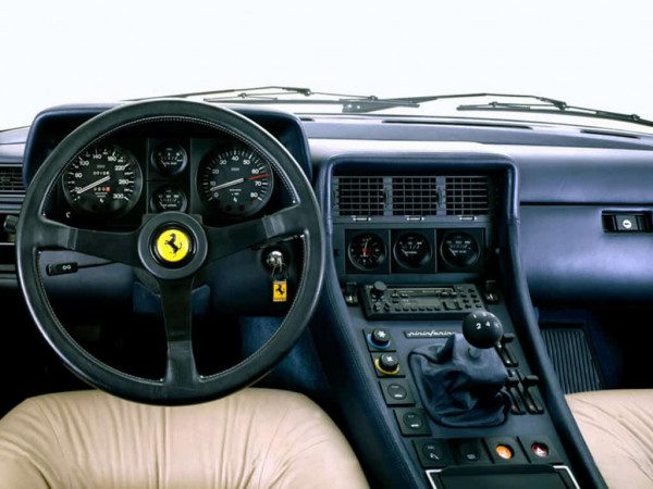 Ferrari 400 1982-1985 planche de bord - photo Ferrari