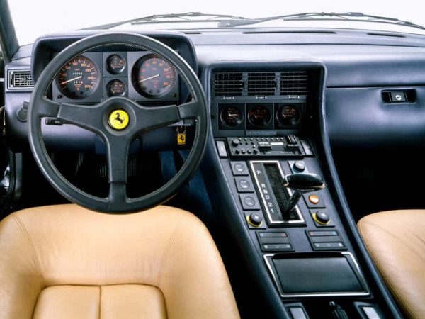 Ferrari 412 1985-1989 planche de bord - photo Ferrari