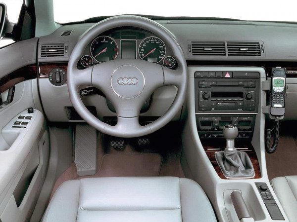 Audi A4 B6 Avant 2001-2004 planche de bord - photo Audi