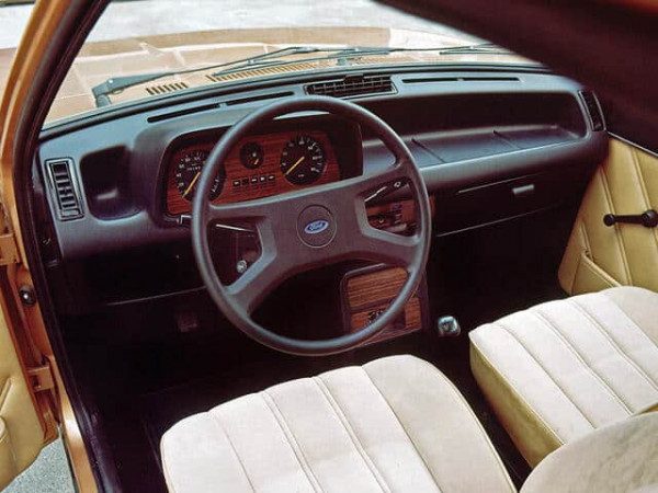 Ford Fiesta Ghia 1976-1983 planche de bord - photo Ford