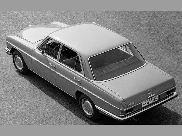 280 W114 1972-1973 vue AR - photo Mercedes-Benz