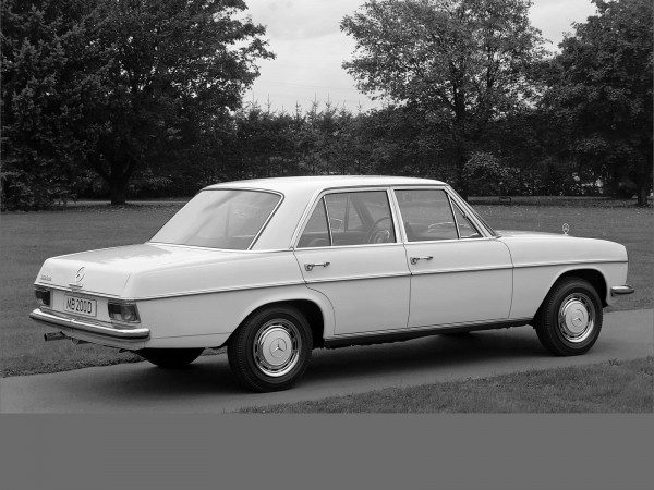 200D W115 1968-1973 vue AR - photo Mercedes-Benz