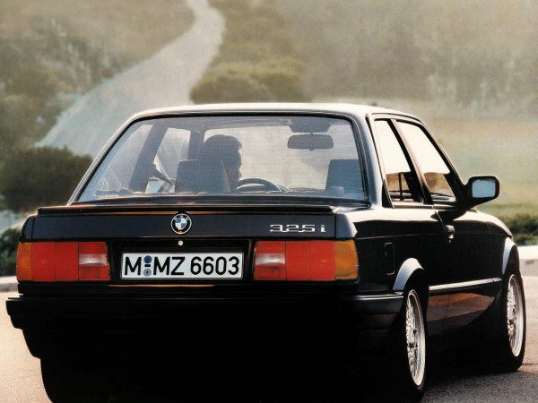 BMW Série 3 E30 deux portes 325i 1987-1991 vue AR - photo BMW