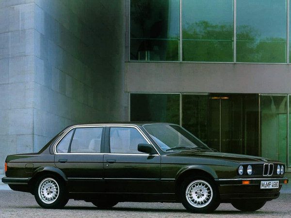 BMW Série 3 E30 quatre portes 1983-1987 - photo BMW