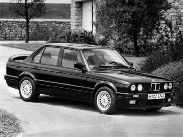 BMW Série 3 E30 quatre portes 325i M-Technik II 1989-1990 vue AV - photo BMW