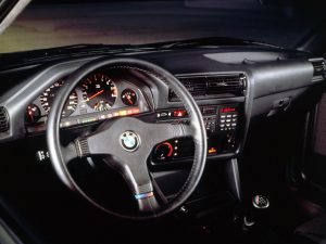 BMW M3 E30 1986-1990 tableau de bord - photo BMW