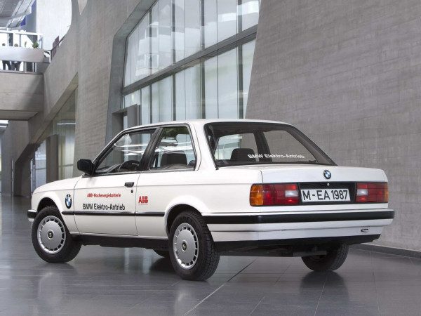 BMW Série 3 E30 Elektro-Antrieb 1987 vue AR - photo BMW