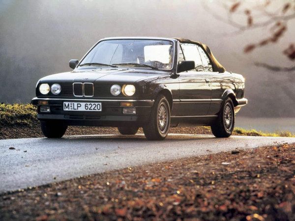 BMW Série 3 E30 cabriolet avec capote 1986-1990 vue AV - photo BMW