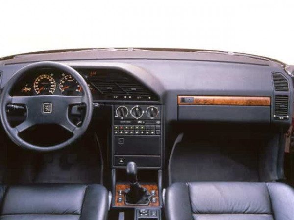 Peugeot 605 1989-1994 planche de bord - photo Peugeot
