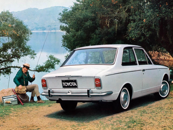 Toyota Corolla coach 1969-1970 vue AR - photo Toyota