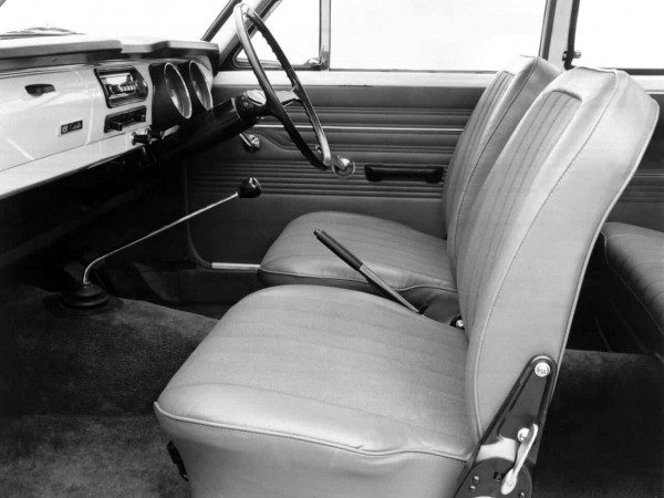 Toyota Corolla coach 1966-1970 intérieur - photo Toyota