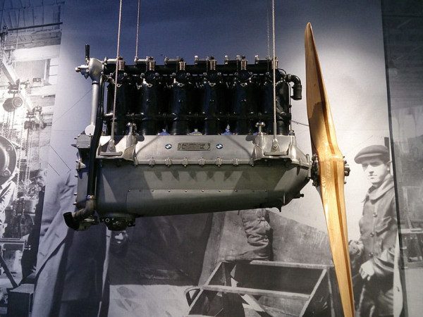 Moteur d'avion BMW IV 6 cylindres en ligne de 23 litres délivrant 300ch à 1650tr/mn produit entre 1918 et 1919 puis de 1924 à 1928.