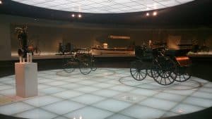Le tricycle de Karl Benz et le chariot motorisé de Gottlieb Daimler