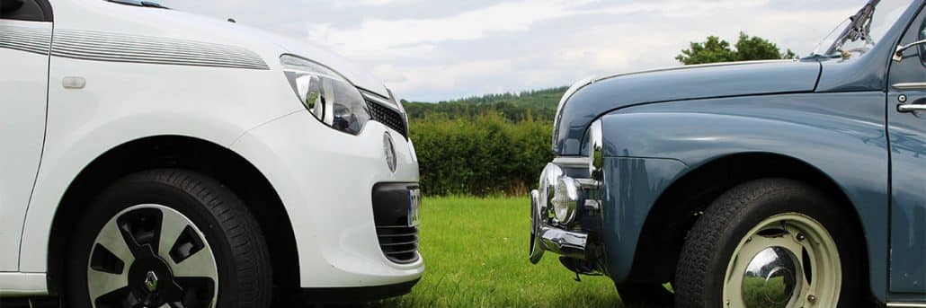 Deux Renault face à face : Twingo 2016 et 4CV 1956
