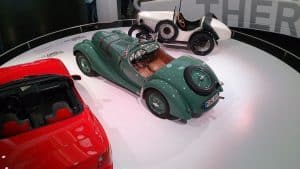 Trois roadsters BMW : une 328 de 1938 encadrée par une DA3 de 1930 et une Z1 de 1988