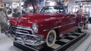 Une imposante Chrysler New Yorker De Luxe Convertible de 1954 dotée d'un moteur V8 produite en 724 exemplaires dont seuls cinq subsistent encore aujourd'hui.