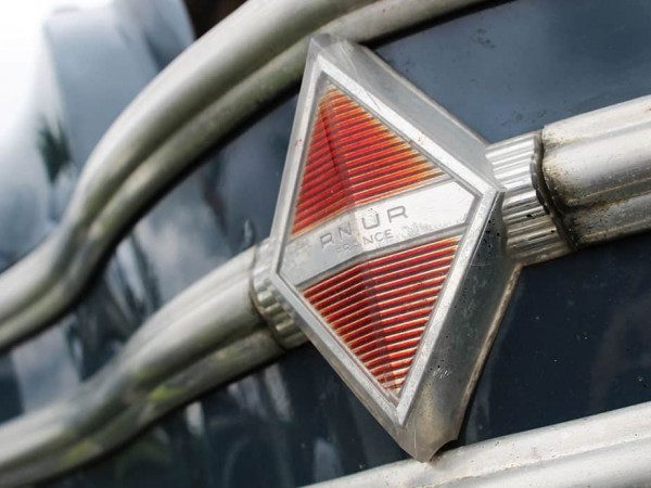 Logo de la calandre Renault 4CV 1956