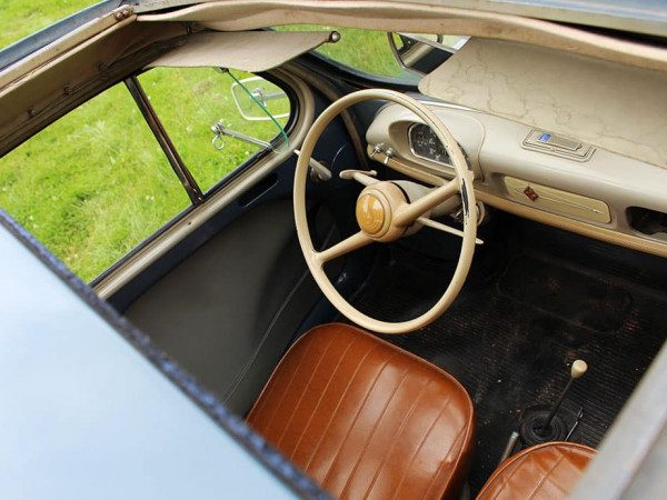 Vue intérieur Renault 4CV 1956 depuis le toit ouvrant