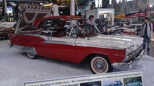 Le coupé cabriolet est une invention qui remonte aux années 1930. En voici l'interprétation de Ford avec sa Skyliner de 1956.