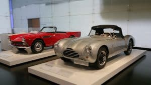 Au premier plan, la BMW 502/528 roadster, prototype de Ernst Loof, chef du département compétition de BMW, réalisé en 1954 en vue de succéder à la fameuse 328, et le cabriolet 3200 dessiné par Vignale et fabriqué par Michelotti en 1959, toutes deux équipées d'un moteur V8, de 2,6 litres pour la première et 3,2 litres pour la seconde.