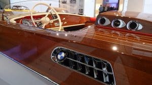 Un bâteau équipé d'un moteur BMW rappelant que les moteurs BMW entraînent des engins sur terre, dans les airs et aussi sur l'eau.