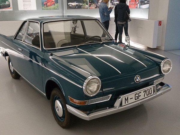 Le coupé BMW 700 équipé d'un moteur bicylindre en porte-à-faux arrière