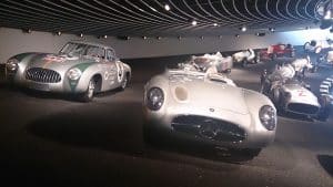 Une meute de Mercedes de course des années 1920 à 1950.