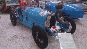 Bugatti Typ 37 de 1926 équipée d'un moteur 4 cylindres 1,5 litres de 100ch qui domina sa catégorie en compétition entre 1927 et 1932Bugatti Typ 37 de 1926 équipée d'un moteur 4 cylindres 1,5 litres de 100ch qui domina sa catégorie en compétition entre 1927 et 1932