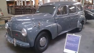 Une Peugeot 203 Commerciale