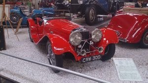Jaguar SS 100 roadster de 1938. La marque Jaguar était dénommée SS avant la seconde guerre mondiale. Elle changea de patronyme pour d'évidentes raisons en 1945.