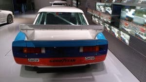 L'arrière impressionnant d'une BMW 320 Groupe 5