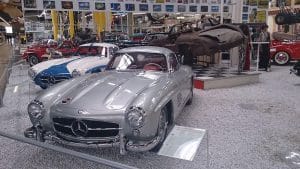 Mercedes-Benz 300SL : la voiture du XXème siècle, remarquez en arrière plan une 300SL complètement calcinée lors d'un incendie survenue en Californie il y a 50 ans.