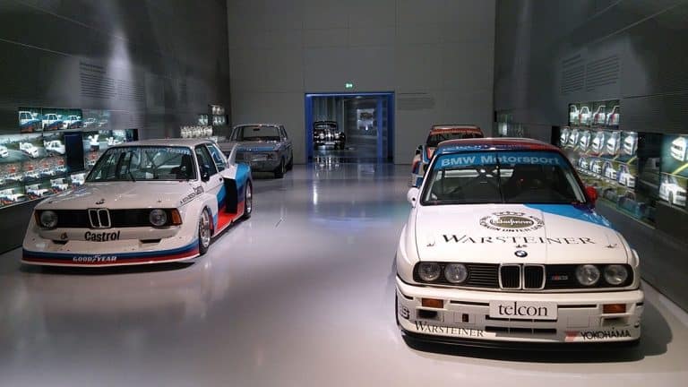 Un beau plateau de sportives avec au fond un coupé 327 qui observe la meute.